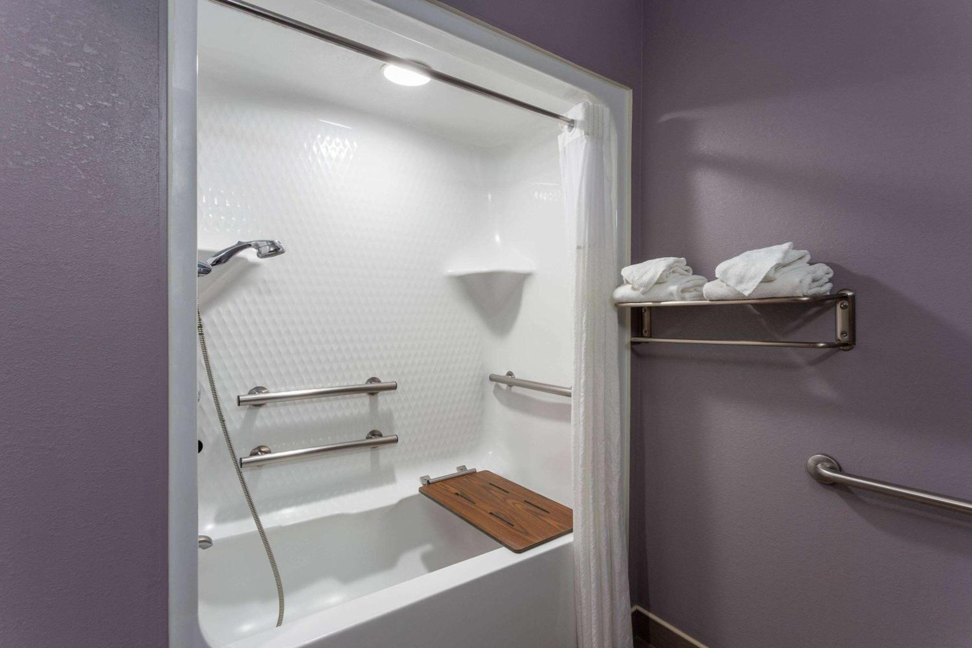 Microtel Inn & Suites By Wyndham Bethel/Danbury Екстериор снимка