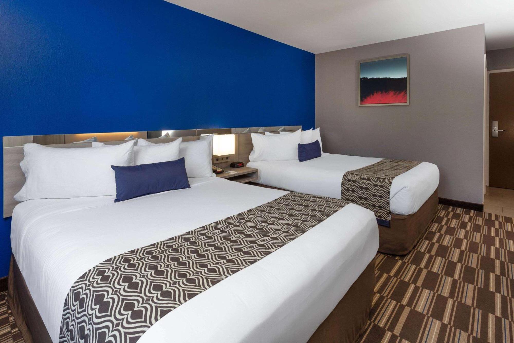 Microtel Inn & Suites By Wyndham Bethel/Danbury Екстериор снимка