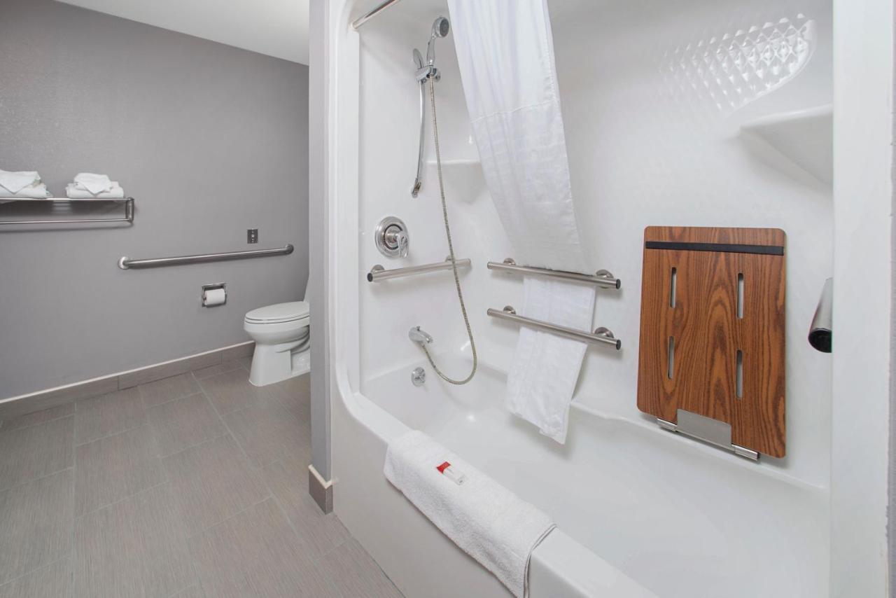 Microtel Inn & Suites By Wyndham Bethel/Danbury Екстериор снимка